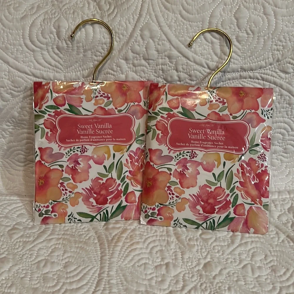 Set of 7 cedar hang ups and‎ 2 fragrance sachets